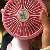 天气热了，买了一个小风扇给二宝用，真不错，可以夹着车子，出门也可以用