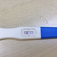 例假推迟一天，昨天晚上用早孕试纸测试了一下，是一道杠，打算扔了，放入了书包，今天早上起来发现，居...