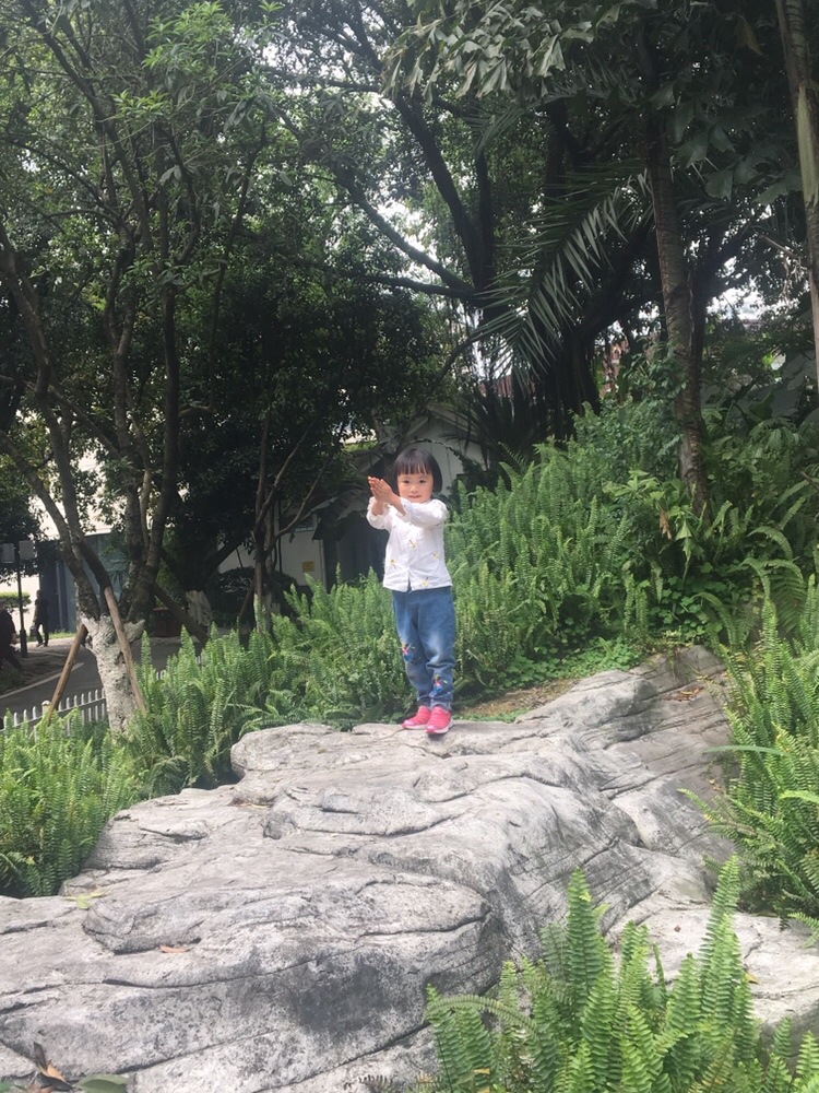 小家伙今日逃学了。天天都不想上学，为娘真想