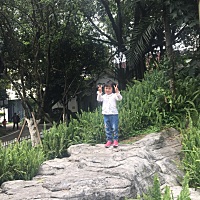 小家伙今日逃学了。天天都不想上学，为娘真想