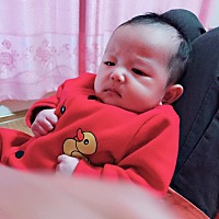 儿子一个半月了，真的是越长越帅啦～愿宝宝健康快乐平安成长，我们都爱你哦～