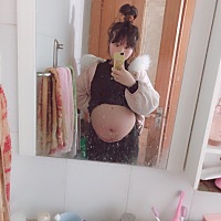 七个月了感觉肚子好小 嘻嘻也不知道是男孩女孩呢哈哈