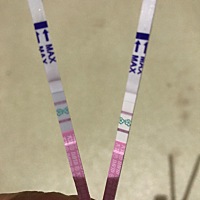 姐妹们赶紧帮我看看，这个是出现强阳了吗？右边这个是早上测的，左边这个是晚上测的，在线急等