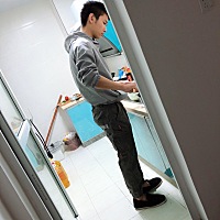 就是这个口口声声说爱我的兵哥哥 每次来都要亲自下厨 他说准备把我养到150斤 回部队之前都会先亲一...