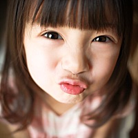 清洗奶瓶餐具清洁步骤： 1.用完马上冲洗 无论是奶瓶还是餐具，宝宝使用后，要第一时间用流动的清水冲洗...