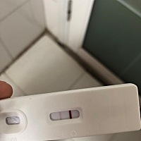 我月经还有四天才来  但是我用验孕棒测的一深一浅是怀孕了么  用美柚测的一号排卵期同房了  十天又可能...