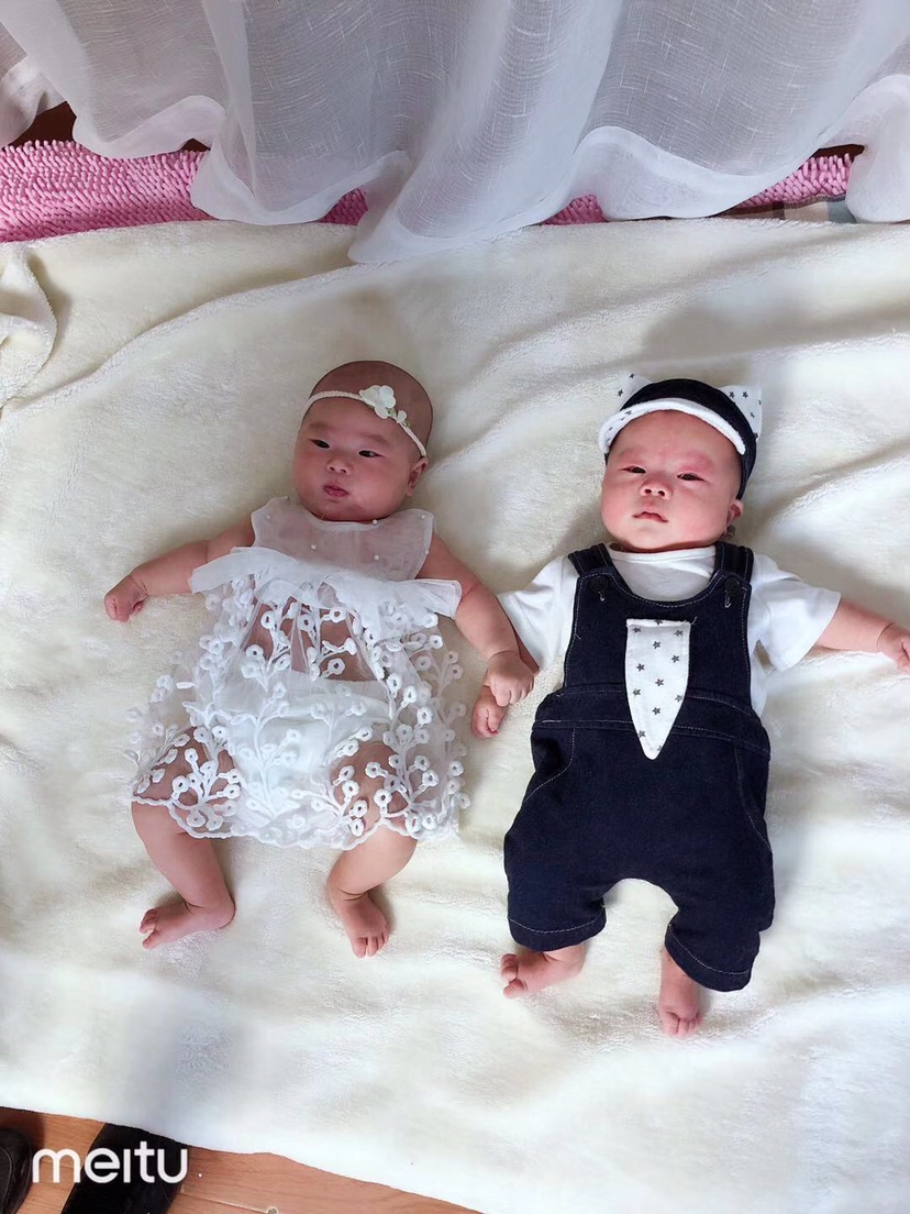 小姐姐拍百天照，我们也来沾个光，再过几天我们也要拍百天了，宝宝快快长大。