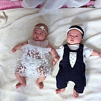 小姐姐拍百天照，我们也来沾个光，再过几天我们也要拍百天了，宝宝快快长大。