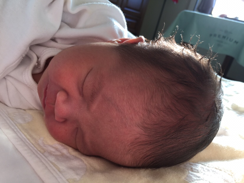 每次吃完奶奶就会出汗 妈妈给你做个造型 哈哈哈 小刺猬头型