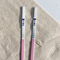 还有七天来大姨妈了，测的排卵试纸是这样，颜色深的是今天测的，浅的前天测的！早孕是白板