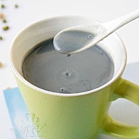 【吃黑豆能帮助排卵吗？】 黑豆是大豆的一种，含丰富的蛋白质、脂肪、碳水化合物以及胡萝卜素、维生素B1...