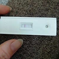 例假预测期第一天准时有褐色粉色东西流出不多，连续每天一点点没有变红，测出弱阳怎么办