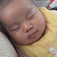 就认娘 谁都不让抱 连亲爹都不让， 跟娘亲感到欣慰，但就要我抱太累了😂😂😂