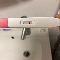 前一个星期医院验血没怀孕，现在早孕有特别浅的T线，两天都这样，是有了吗，明天继续去抽血验验