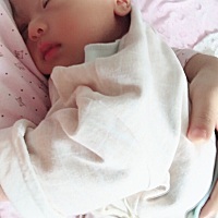 一个月的宝宝，从出生，到现在，一直是睡醒了就要吃，不吃就哭，即使吃饱了自己玩也就玩半个多小时，就...