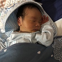 我的宝宝出生八天的时间，回医院检查，黄疸值超了15，医生建议要住院治疗。第一张是住院前拍的，第二张...