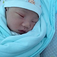 过了预产期一周后剖宫产生了一个大胖小子，体重八斤四两，还好没自己顺，肚子前期是圆的，看了都说是女...