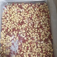 前几天买了花生，想来要给宝宝做花生酱，昨晚上抽了一会时间，宝爸抱着宝宝，我就做起来了，这个无...