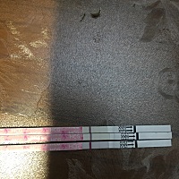 姐妹们，帮我看看我是不是怀孕啦，上面那个是昨晚测的，中间是今天早上测的，下面的是刚刚测的。还有三...