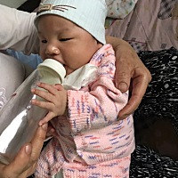 自己扶着奶瓶吃才放心