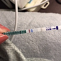 有没有末次月经3月20开始，26干净的，来聊聊，小腹痛，睡觉时测的，大家看到粉印了吗？大卫试纸准不准，...