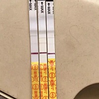 我秀儿的用完了 用的金秀儿的 不知道准不准 希望会加深到强阳！接宫内健康宝宝 第四天了 还是粉印