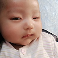 哭到眼睛红肿，要睡觉就要人抱，不然就是哭，超级倔强的小孩