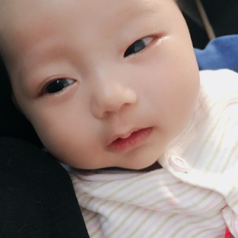 哭到眼睛红肿，要睡觉就要人抱，不然就是哭，超级倔强的小孩