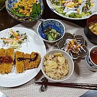 今天的晚餐～ 今晚在公公婆婆家吃，老公主厨，婆婆做小咸菜味道很棒哦，我家大厨今晚做的猪排真的是棒极...