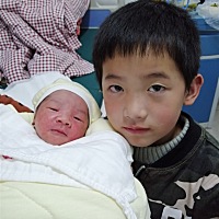 4月13号下午5点27分，诞生男宝一枚。体重4斤7两，宝宝生下来很瘦。但是很健康。大宝生下来的时候，4...