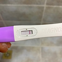 大姨妈推迟一天，测了一下，感觉有浅浅的一道，还是我眼花了，