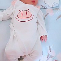 现在这小东西太坏了☹️ 躺在麻麻身上，边睡边笑。还发出小猪崽儿的呼噜声😙 躺会自己床上，皱着小眉...