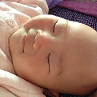 看看我家小宝，睡着了还在笑，就长大腿和屁股，个小脸，跟他爸一个样