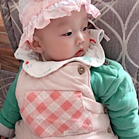 宝宝晚上睡着的时候总是喜欢动弹，偶尔睡不实是怎么回事啊？有宝妈知道吗