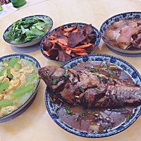 每天三个人吃饭，婆婆总喜欢做一大桌菜，怎么劝劝？她喜欢吃肉，但是因为胖，血压血糖都高，不能吃...