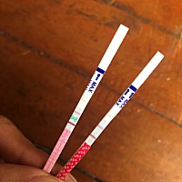 4月15日今天，请问排卵试纸测了，要过多久安排呢？一个卵泡试纸，一个排卵试纸，麻烦有经验的朋友帮忙看...