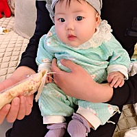 宝宝四个半月了，身高65㎝，体重17斤多。穿80㎝的衣服，因为胖。我到现在体力仍然没有恢复。周末上了两...