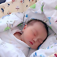 40➕1，早上4点被肚子痛醒然后上厕所见红，去医院，下午4点多破水，6点半左右进分娩室晚上7点52分生出宝...