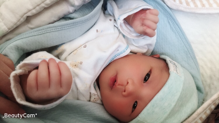 2019年4月5日晚上8点开始有阵痛，4月6日晚上10点出生，全程阵痛26小时，痛到无法呼吸，催产素，缓解疼痛的机器(无用)，这样都用上了，医生家人都让坚持，加油，最后终于顺产下来了，健康女宝宝，6斤3两