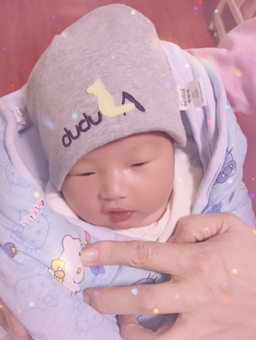 4月8日 20：28分我的小棉袄出生了～
生产过程顺转剖，这种痛只有经历过得宝妈才知道。虽然疼的我半条命都没了，但是看到宝宝什么痛的值得了。最后祝愿所有宝妈生产都顺顺利利，要男得男，要女得女～