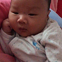 每次感觉母乳他吃不饱，就开始冲奶粉，冲好了发现人家吃饱了，被抱惯了，哭了几天没招了继续抱着吧