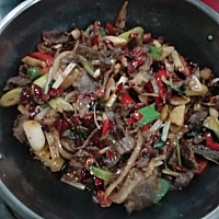 今晚上吃老公炒的干锅牛肉，老公做饭很好吃，离大厨不远了😂