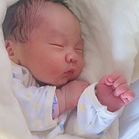 我的小宝宝安全降临啦，那种感觉很奇妙即使再疼痛看到你的那一刻也是含着眼泪的微笑，宝宝妈妈爱你。