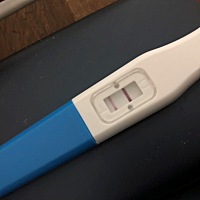 百度查询说是有可能怀孕有可能也是生病什么的，有点怕，刚开始就显示两条，但是是一深一浅的，过了五分...