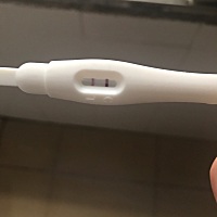 末次月经3月15号，还以为怀不上呢亲戚迟到三天，今天早上一测两条杠孩子来找为娘了。