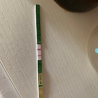 上次姨妈3.21，很规律，25天周期，今天姨妈菜错过了1.2天，早晨随便测的，没想到两条线，月经就才过了1....