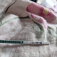 我怎么看着有点点阴影，我眼睛👀花了么，我男的说没有，我硬是看了几篇，平着没灰灰，斜着有点灰灰