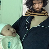 小情人拉了粑粑，可能不好意思，就使劲儿对着我笑