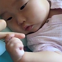 怀孕辛苦，吐啊，痔疮发啊，睡觉睡不好，单看到宝宝的一刻就值了，现在努力创业都是为了娃