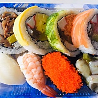 想吃寿司 老公就去给我买了解解馋 哈哈